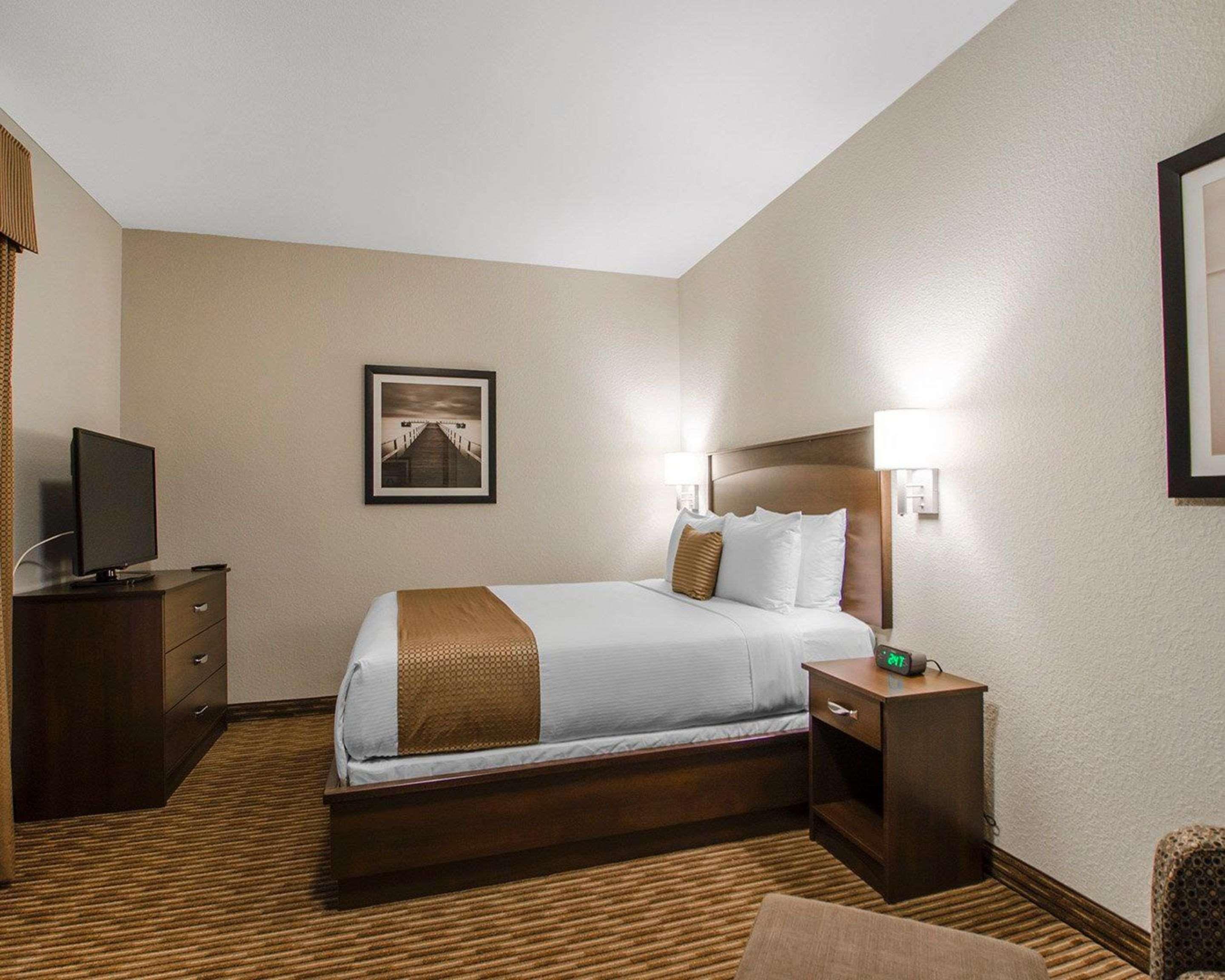Quality Inn & Suites Estevan Exterior photo