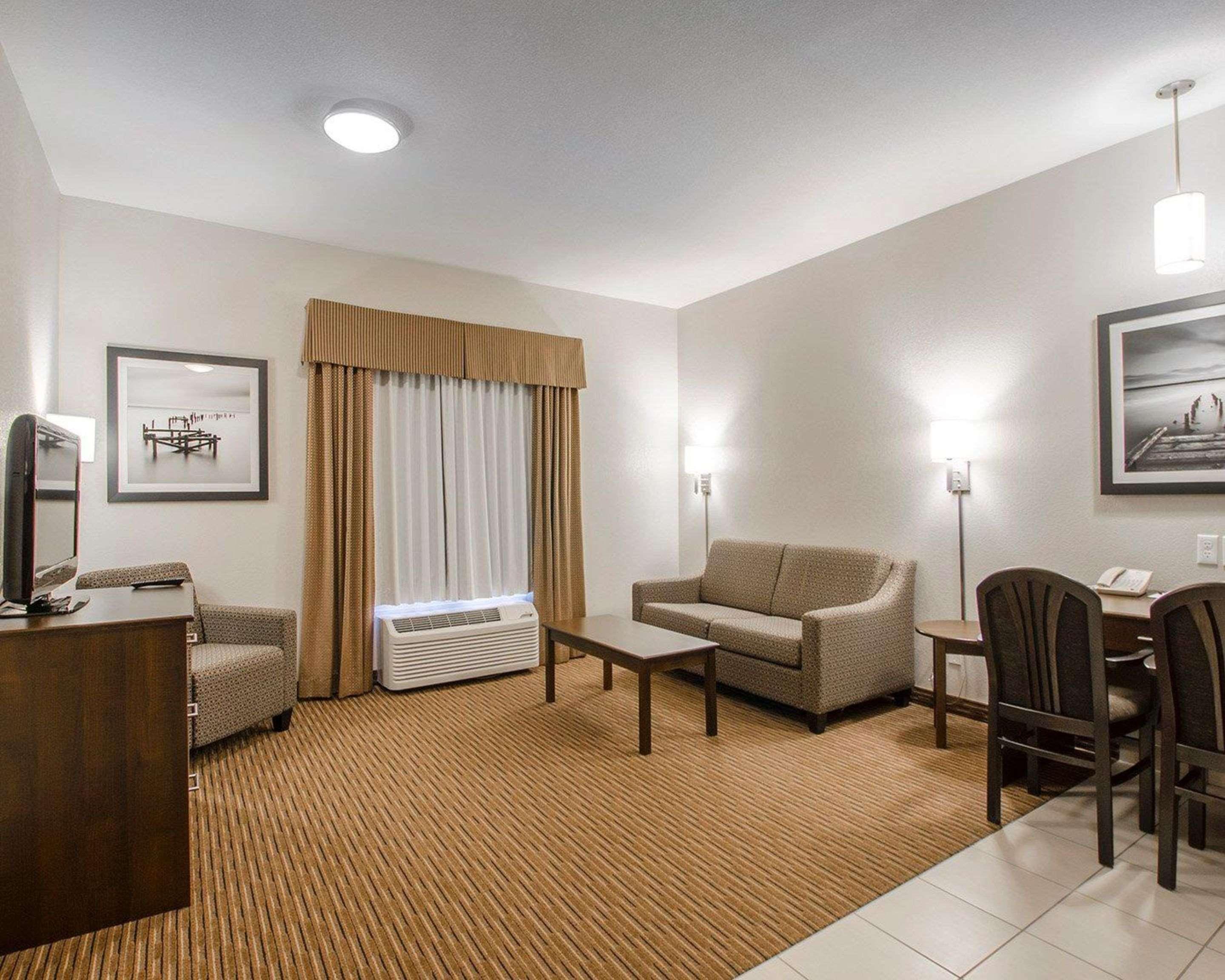 Quality Inn & Suites Estevan Exterior photo