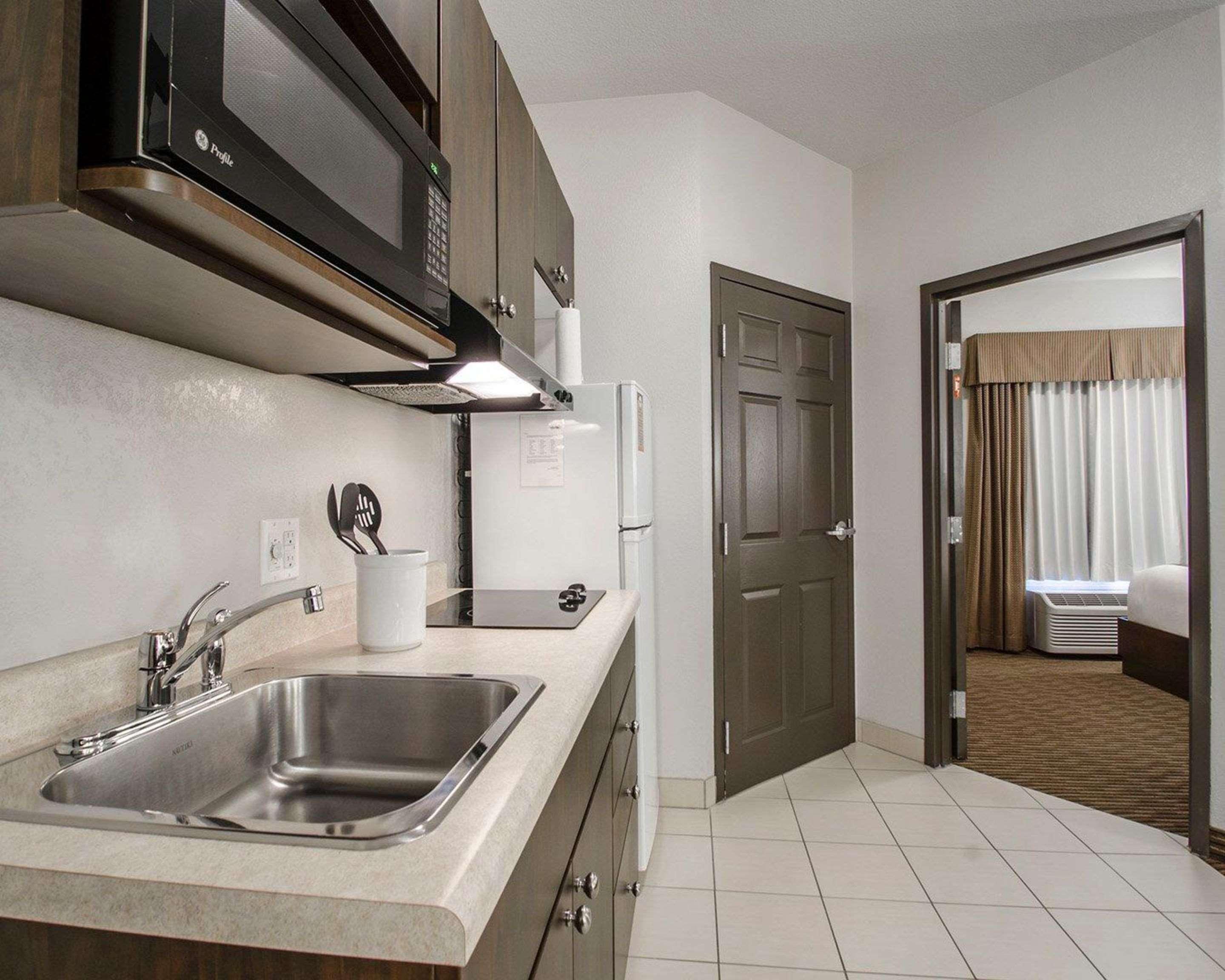 Quality Inn & Suites Estevan Exterior photo