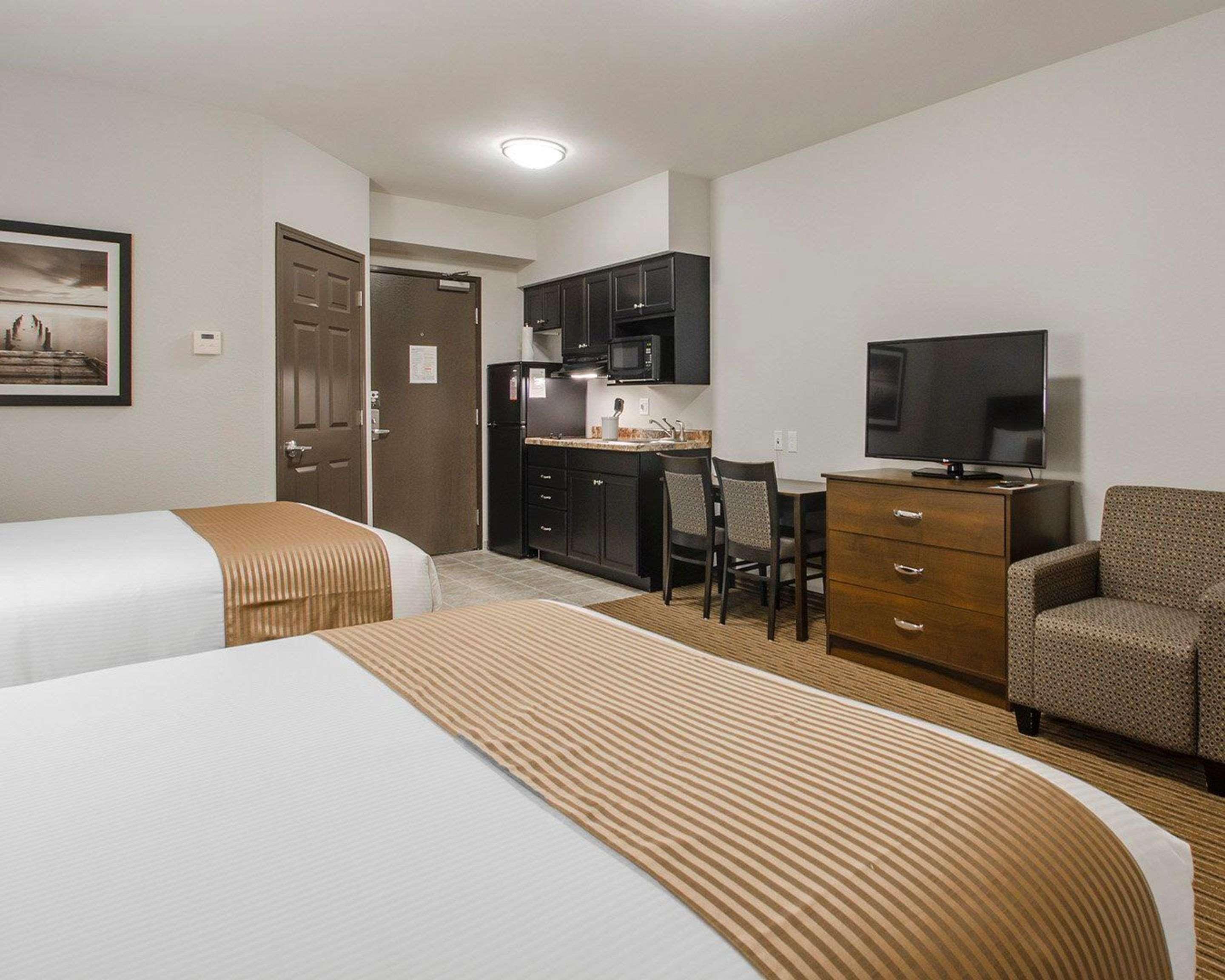 Quality Inn & Suites Estevan Exterior photo