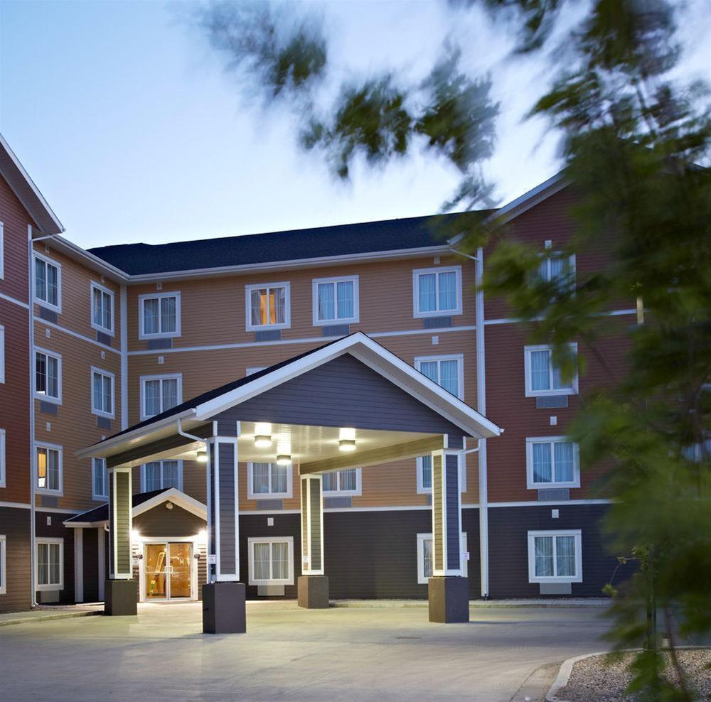 Quality Inn & Suites Estevan Exterior photo