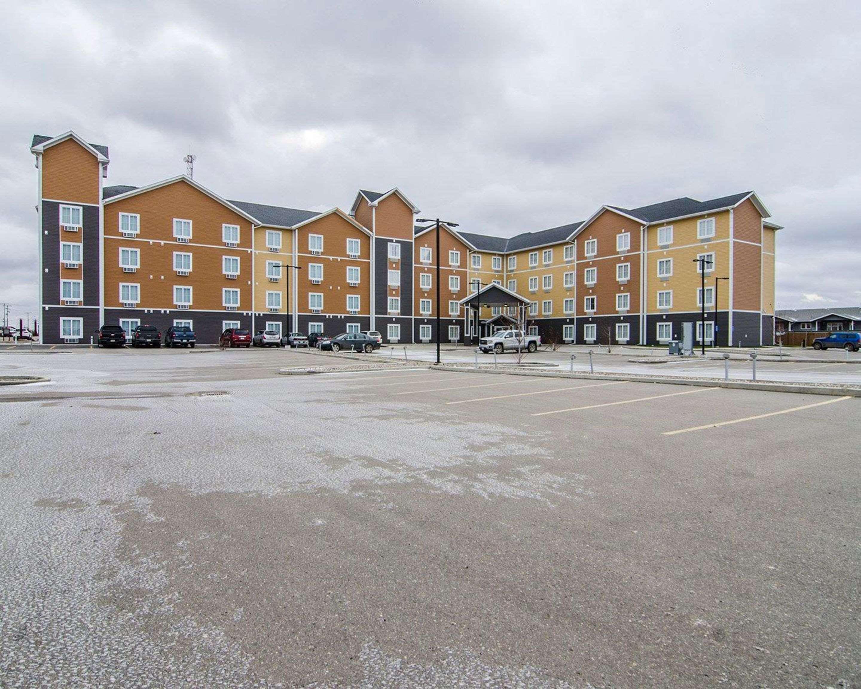 Quality Inn & Suites Estevan Exterior photo