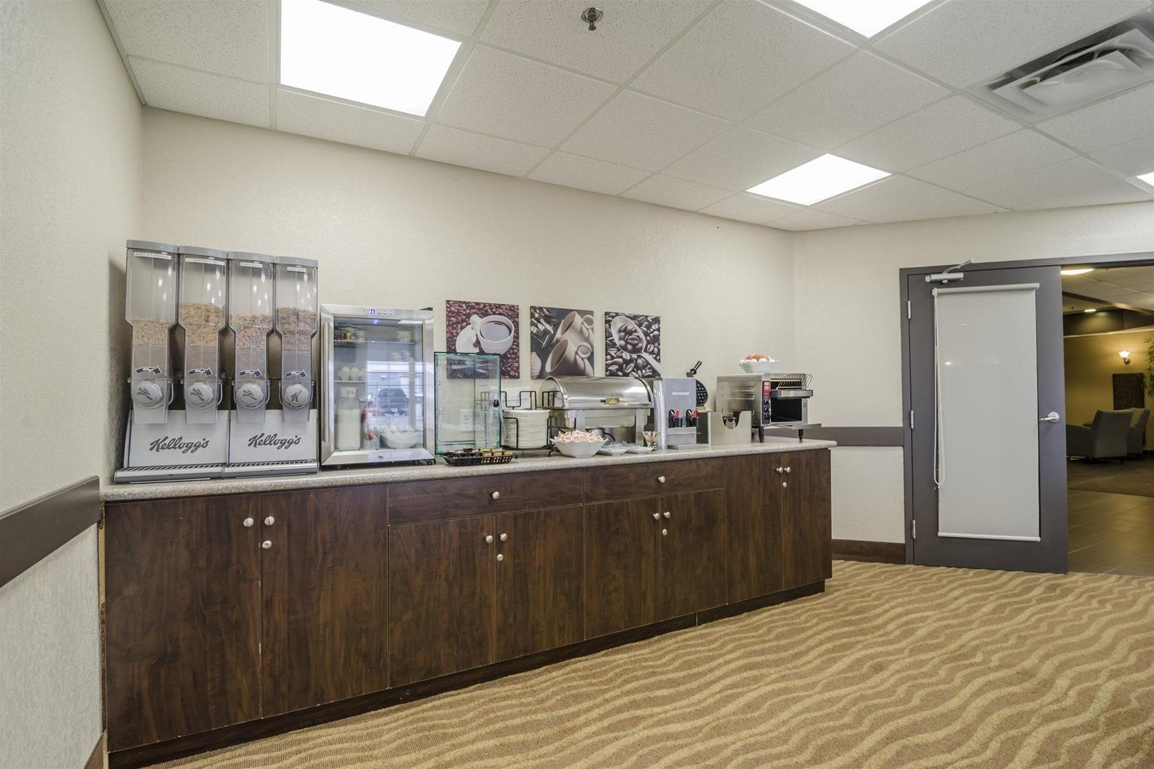 Quality Inn & Suites Estevan Exterior photo