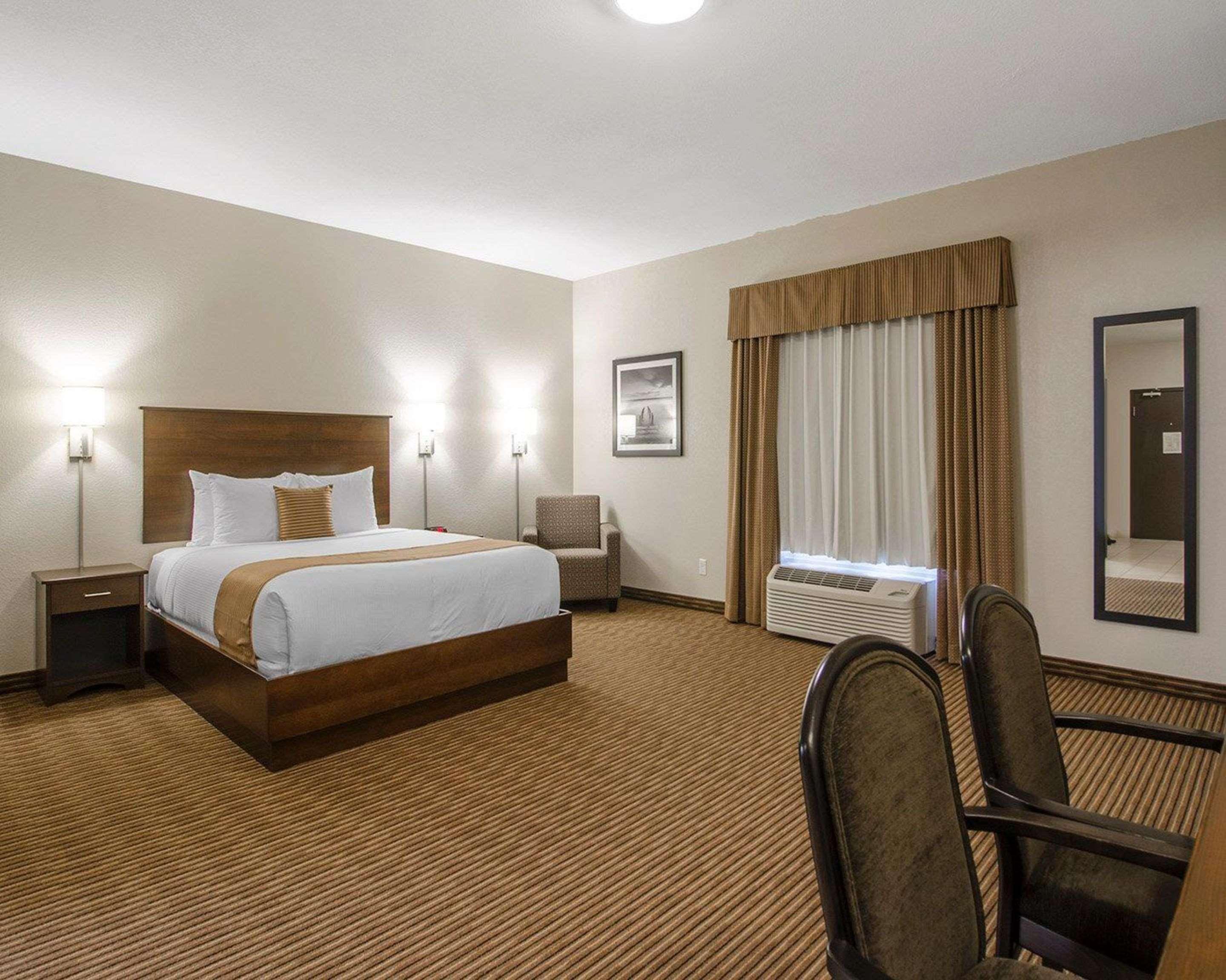 Quality Inn & Suites Estevan Exterior photo