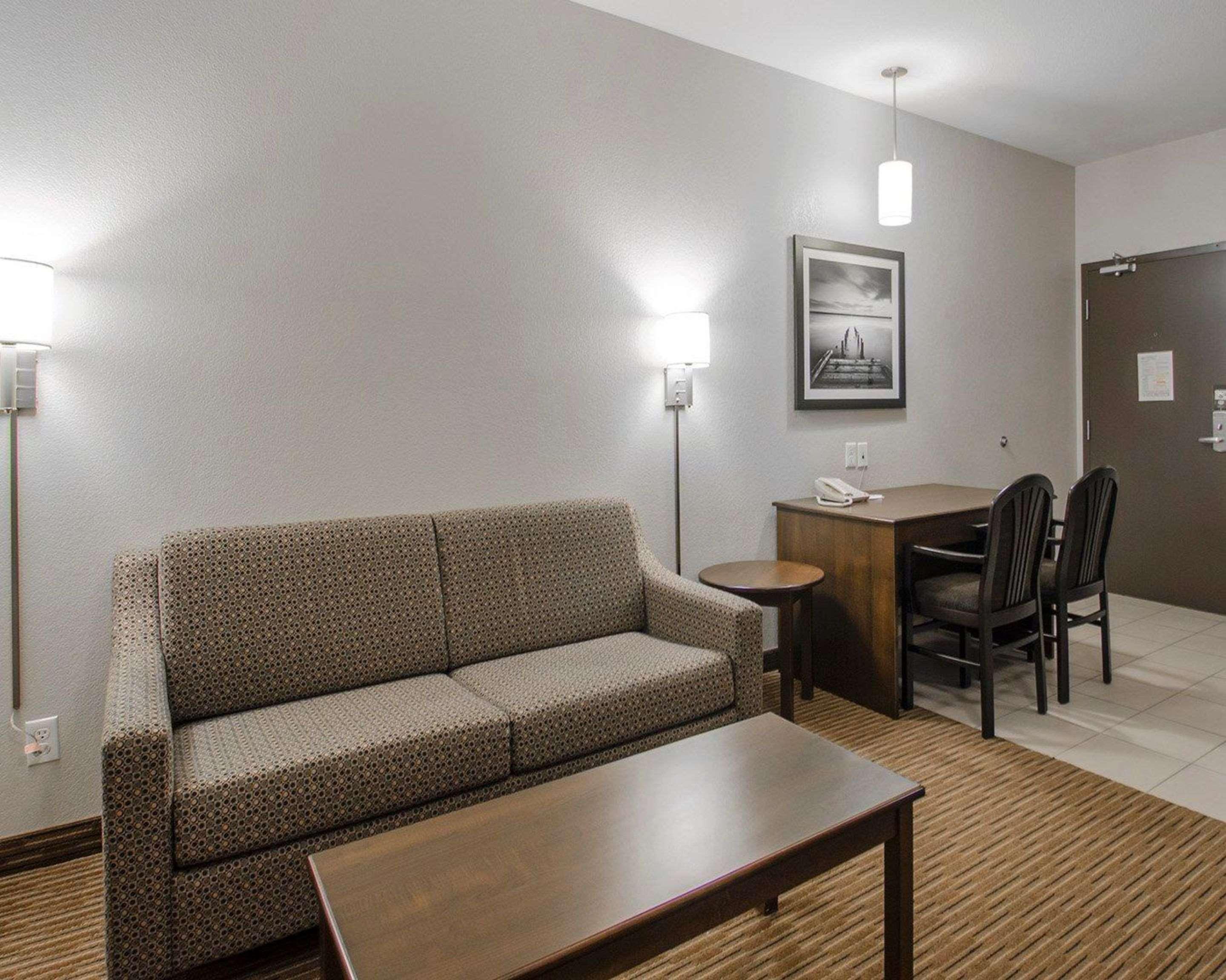 Quality Inn & Suites Estevan Exterior photo