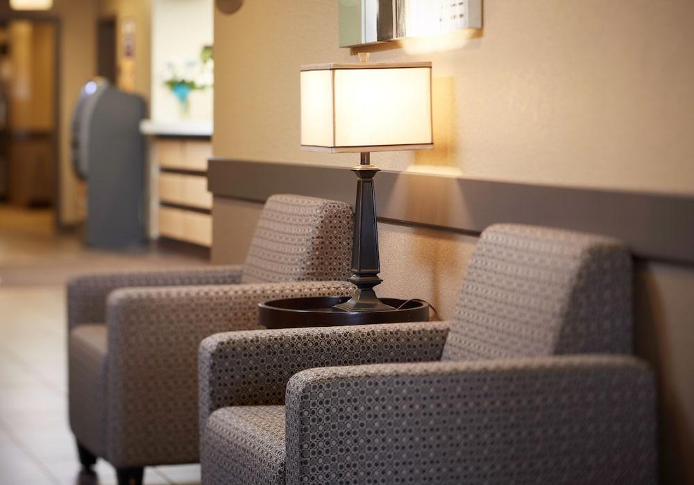 Quality Inn & Suites Estevan Exterior photo