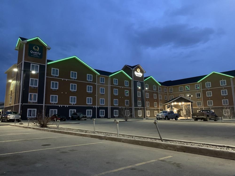 Quality Inn & Suites Estevan Exterior photo