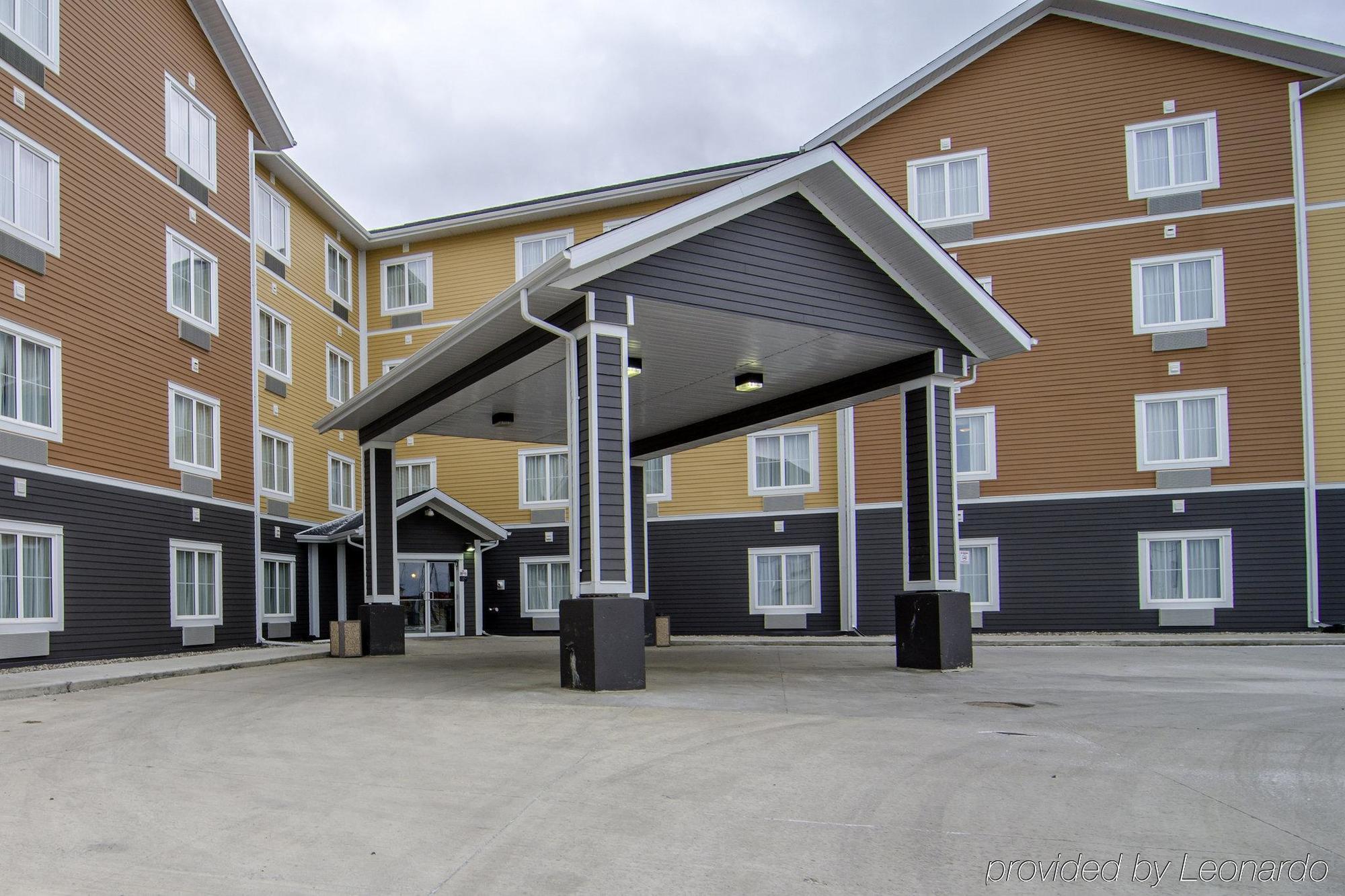 Quality Inn & Suites Estevan Exterior photo