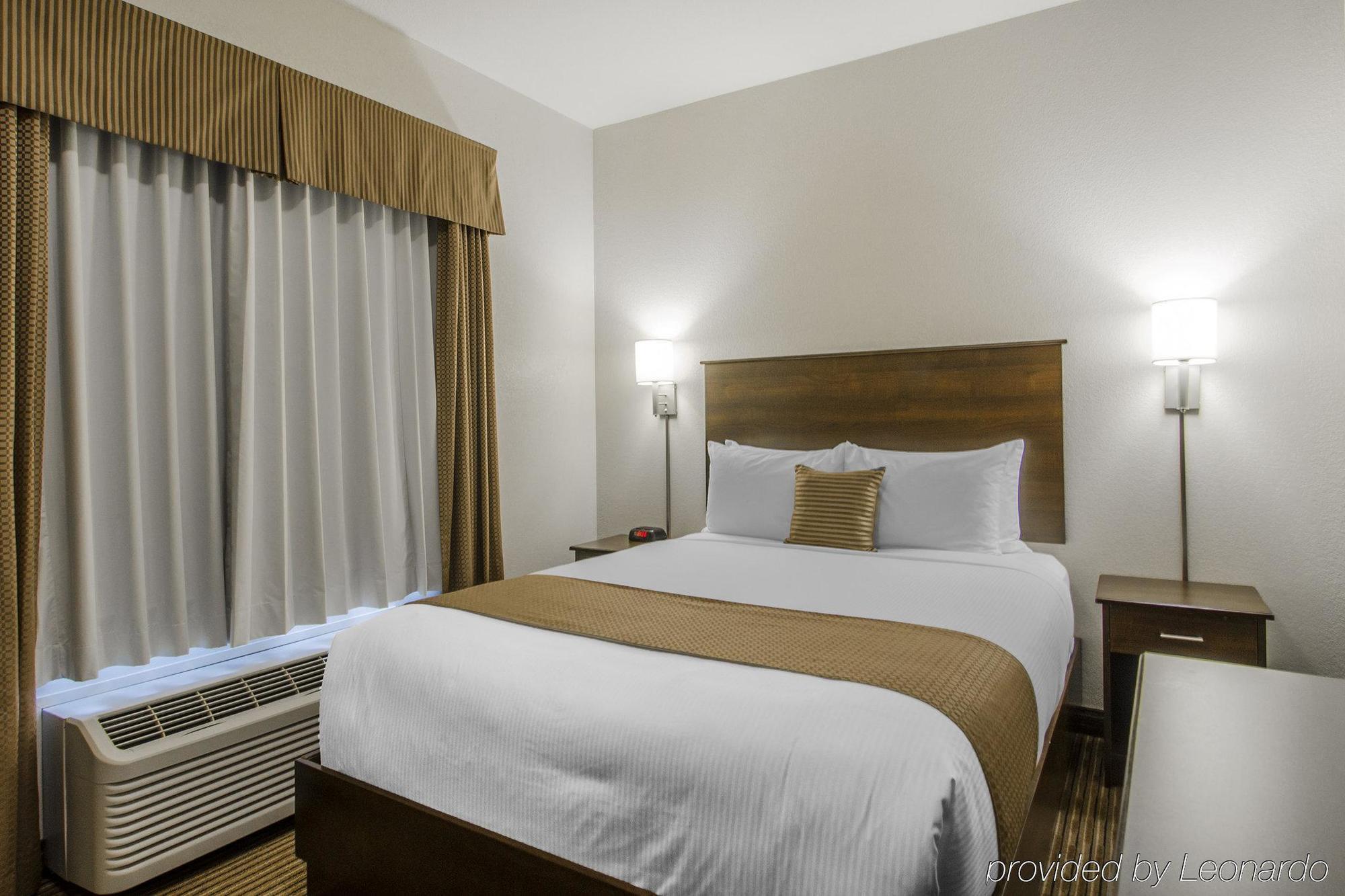 Quality Inn & Suites Estevan Exterior photo