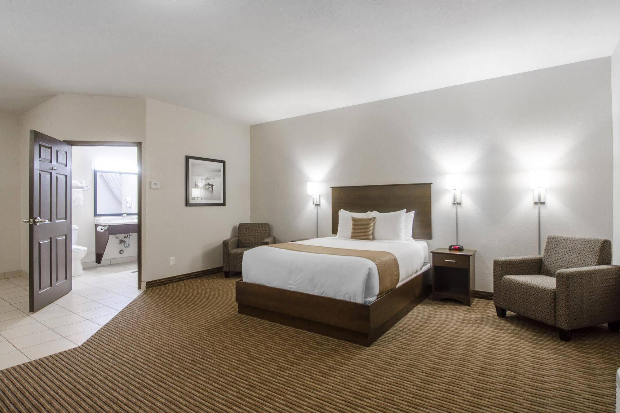 Quality Inn & Suites Estevan Exterior photo